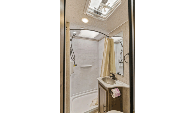De badkamer achterin de El Monte C25 camper