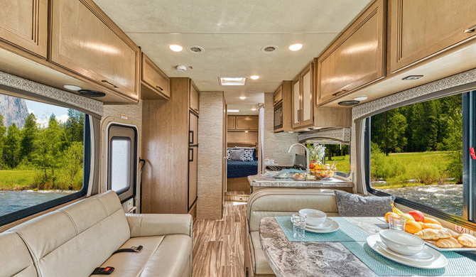 Het interieur van de El Monte C28 camper