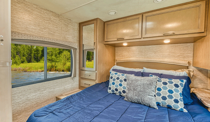 Het bed achterin de El Monte C28 camper
