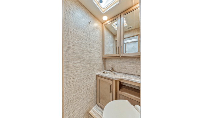 De badkamer in de El Monte C28 camper