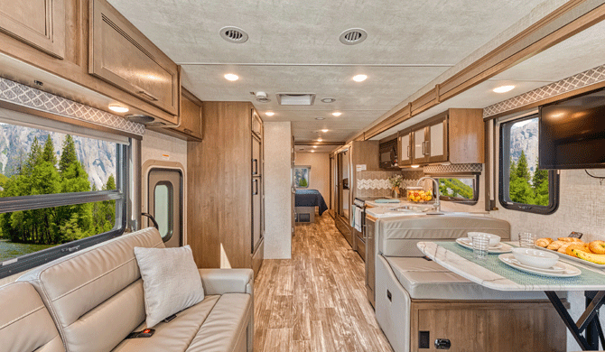 Het interieur van de El Monte AF33 camper