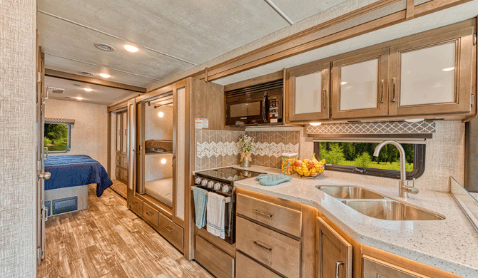 De compacte keuken in de El Monte AF33 camper