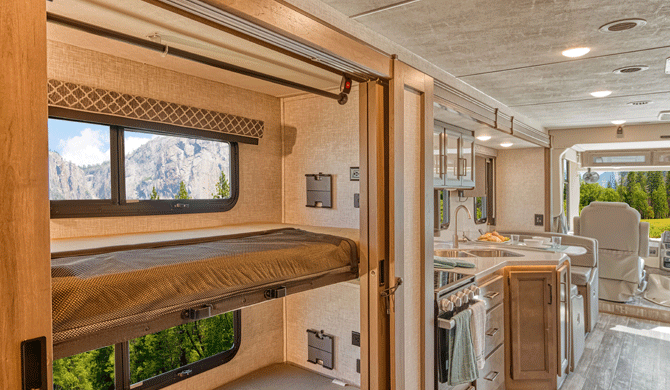 Het stapelbed achterin de El Monte AF33 camper