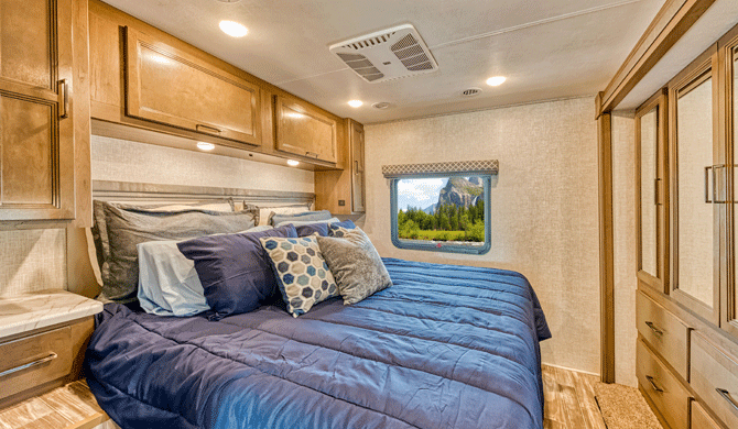 Het bed achterin de El Monte AF33 camper
