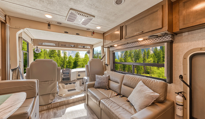 Het interieur van de El Monte AF33 camper