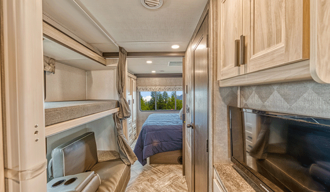 Het stapelbed achterin de El Monte FS31 camper