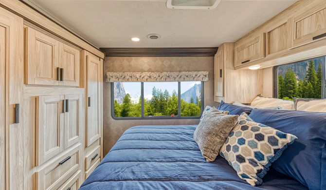 De slaapkamer achterin de El Monte FS31 camper