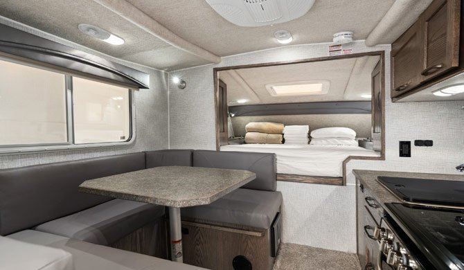 Het interieur van de CanaDream TCA camper