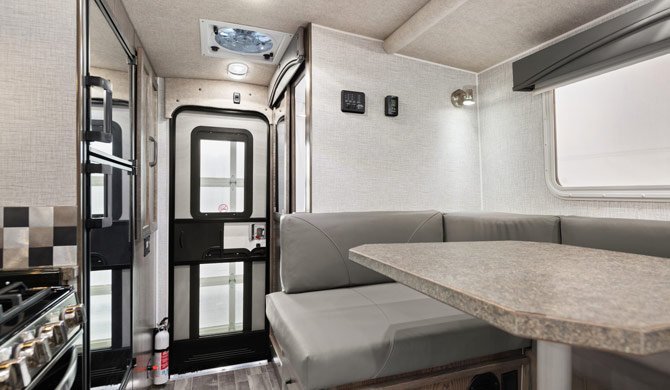 De dinette in de CanaDream TCA camper