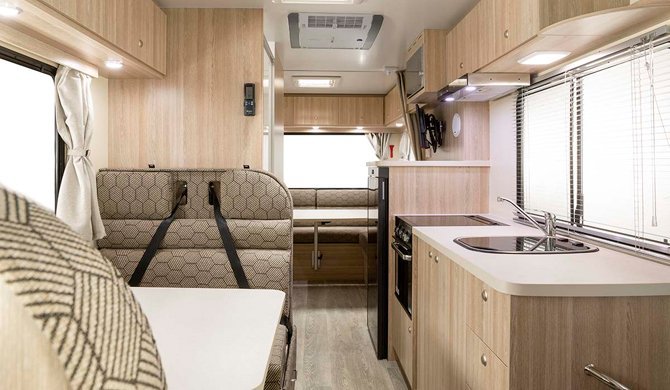 Het luxe interieur van de Apollo Euro Deluxe camper