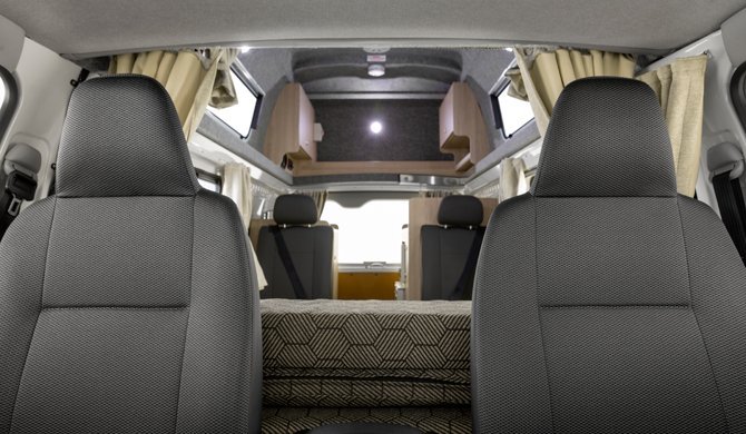 Bestuurderscabine van de Hippie Endeavour camper