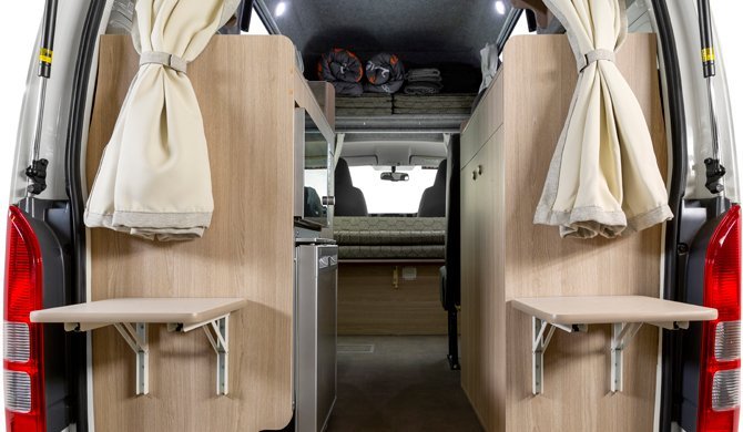 Het keukentje achterin de Hippie Endeavour camper