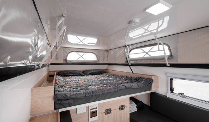 Het bed in de Apollo Adventure camper