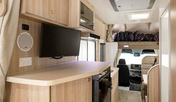 Het interieur van de Cheapa Campa 6Berth camper