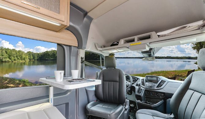 Het interieur van de Four Seasons Van Conversion