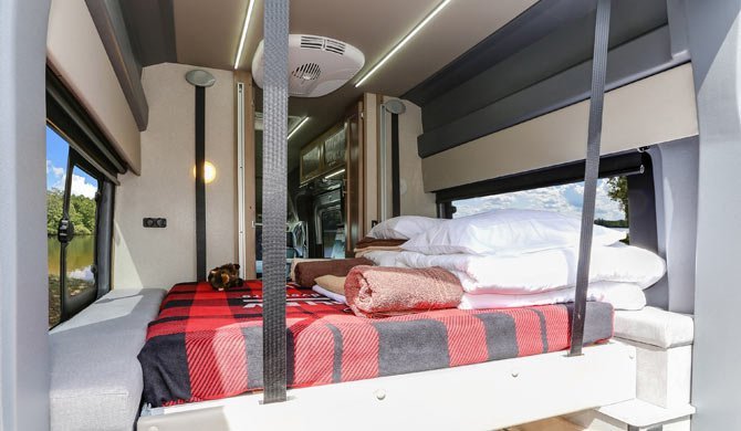 Bed-dinette in de Four Seasons Van Conversion camper