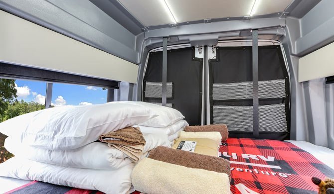 Het interieur van de Four Seasons Van Conversion camper