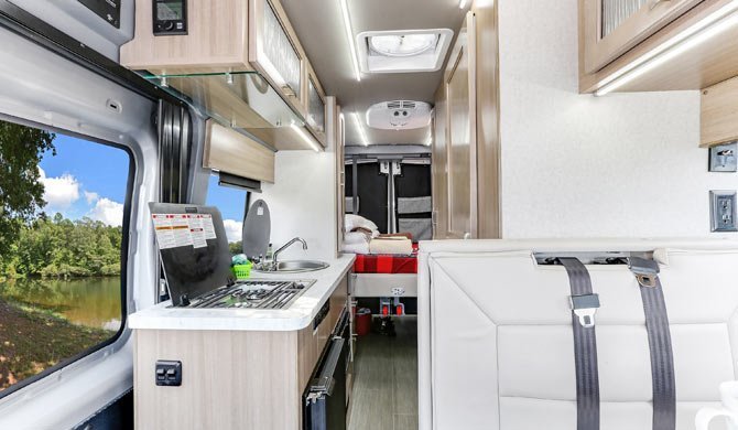 De compacte keuken in de Four Seasons Van Conversion