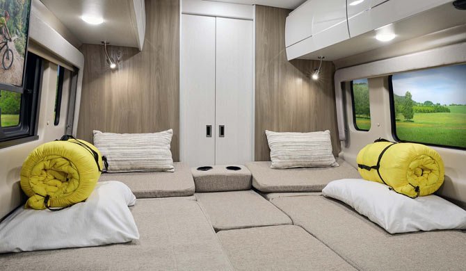 Het bed achterin de Fraserway Van Conversion camper