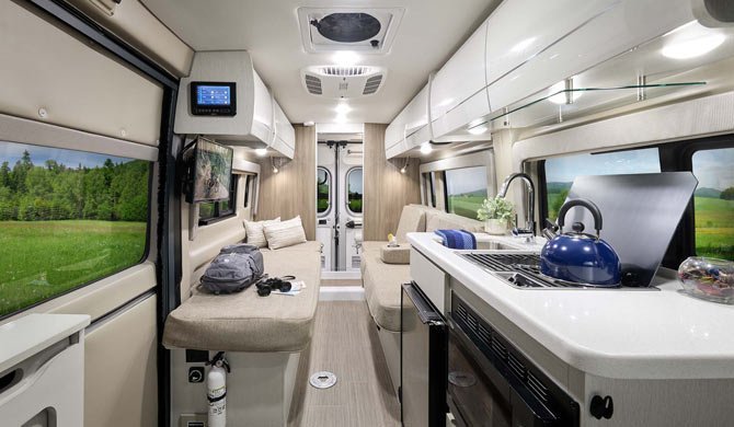 Het interieur van de Fraserway Van Conversion camper