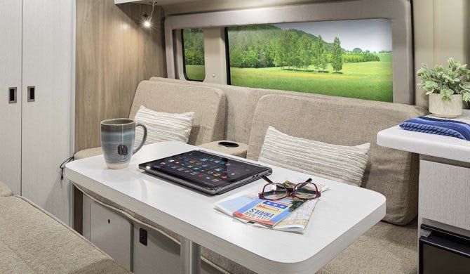 De dinette voorin de Fraserway Van Conversion camper