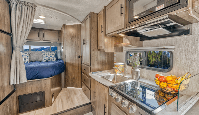 De compacte keuken in de Mighty M22 camper