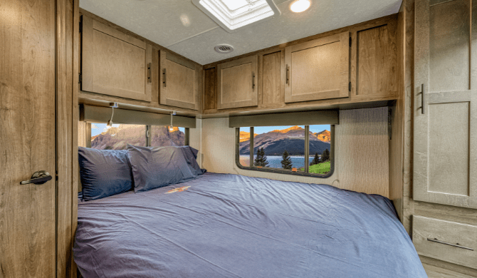 Slaapkamer in de Road Bear C26-28 camper