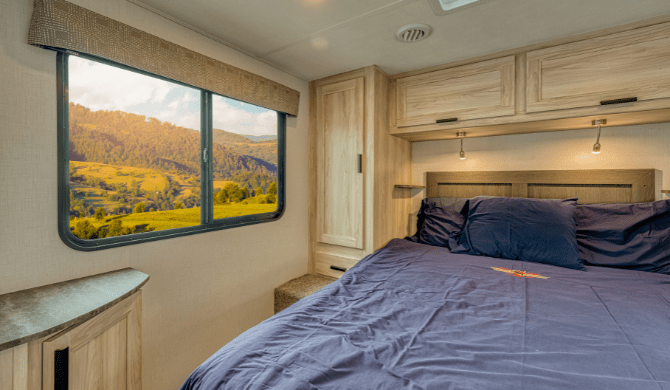 Slaapkamer in de Road Bear C29-31 camper