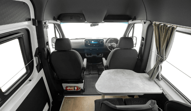 Het interieur van de Apollo Endeavour camper