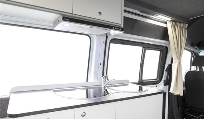 De compacte keuken in de Apollo Euro Tourer camper