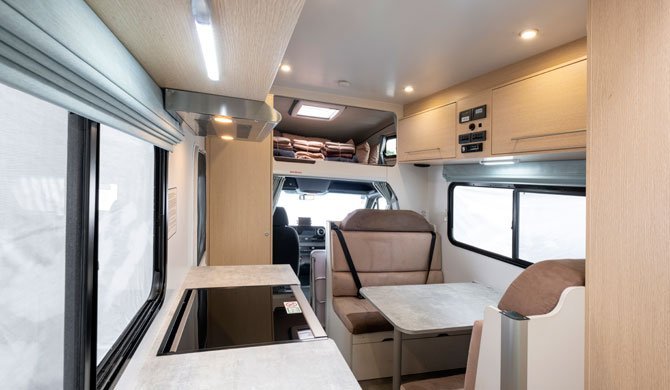 De dinette in de Apollo Euro camper