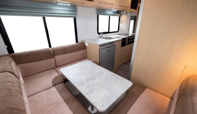 De dinette in de Apollo Euro Camper