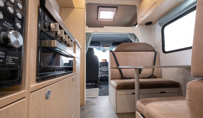 De dinette achterin de Apollo Euro Deluxe camper