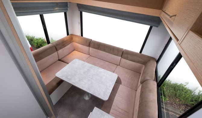 Het interieur van de Apollo Euro Deluxe camper