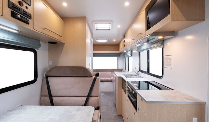 Het luxe interieur van de Apollo Euro Deluxe camper