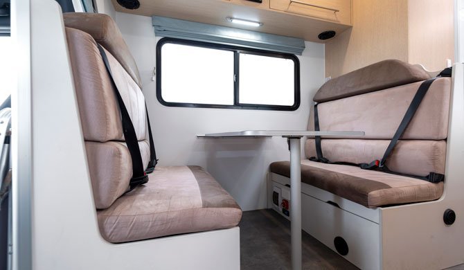 Het luxe interieur van de Apollo Euro Deluxe camper