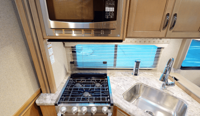 De keuken in de Fraserway C-XLarge camper