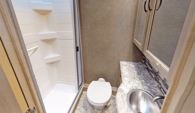 De badkamer van de Fraserway C-XLarge camper