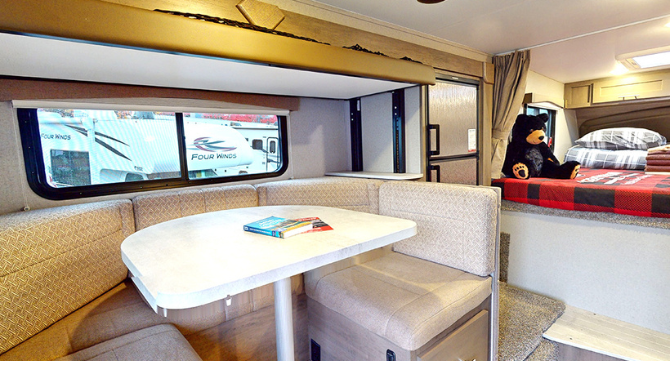 Het interieur van de Fraserway Truck Camper met Bunk Beds