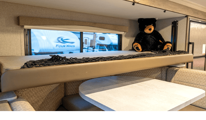 Het interieur van de Fraserway Truck Camper met Bunk Beds