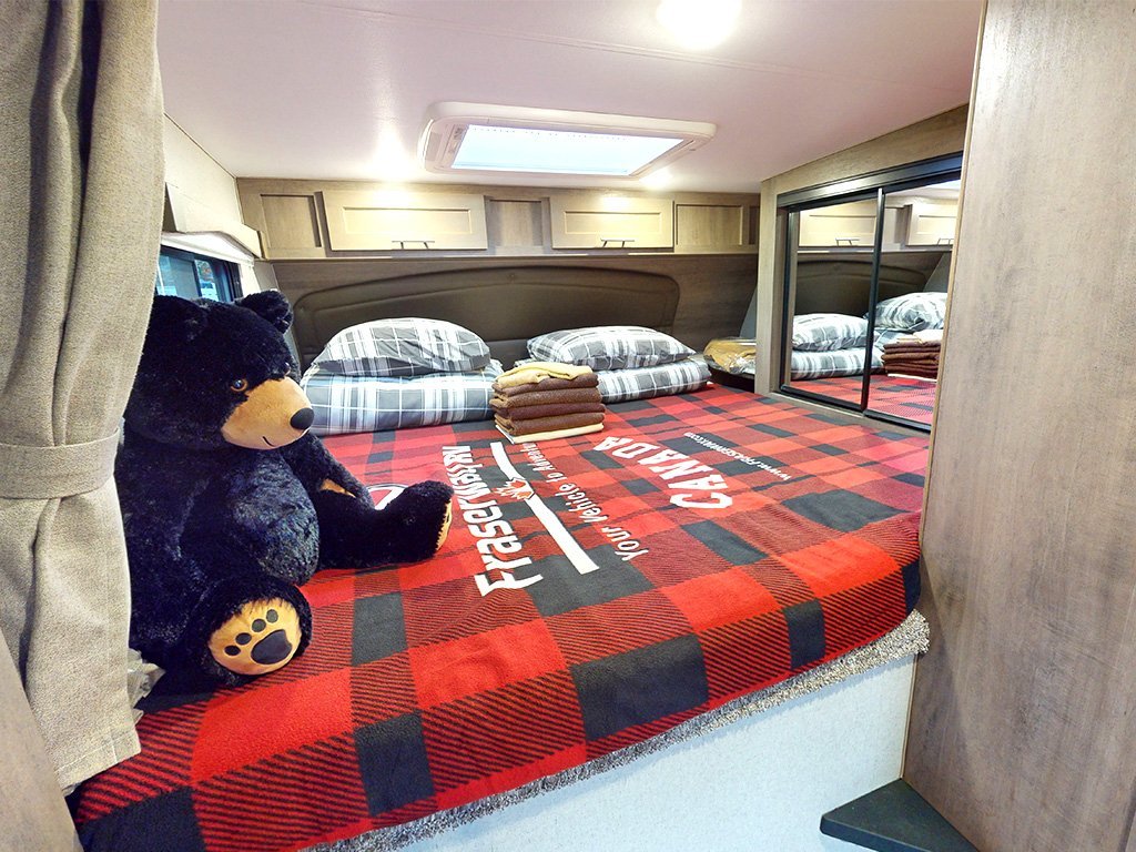 Het bed in de Fraserway Truck Camper