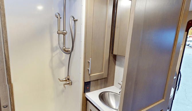 De compacte badkamer in de Fraserway Truck Camper Bunk Beds