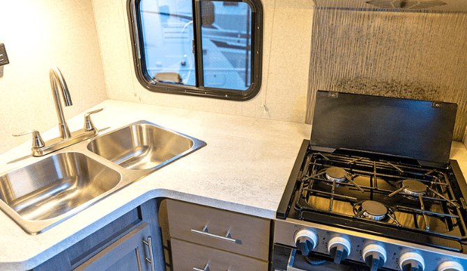 Het interieur van de Fraserway Truck Camper Bunk Beds
