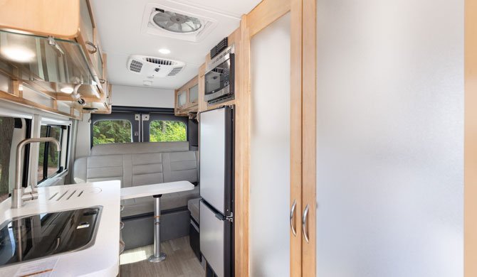 Het luxe interieur van de CanaDream DVC camper