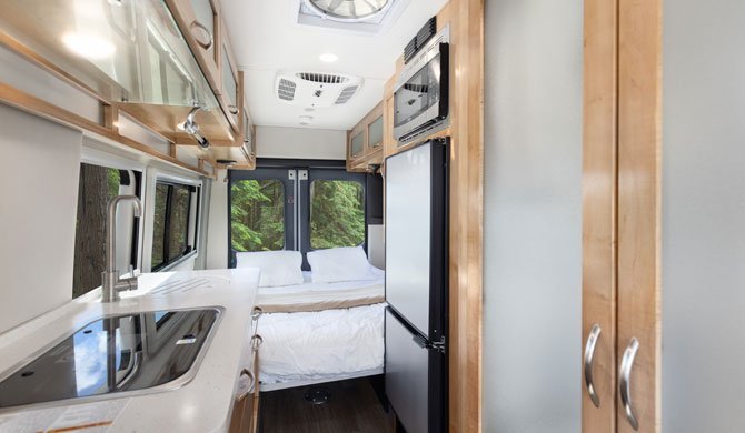 De dinette omgebouwd tot bed achterin de CanaDream DVC camper