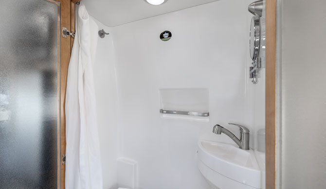 De badkamer in de CanaDream DVC camper