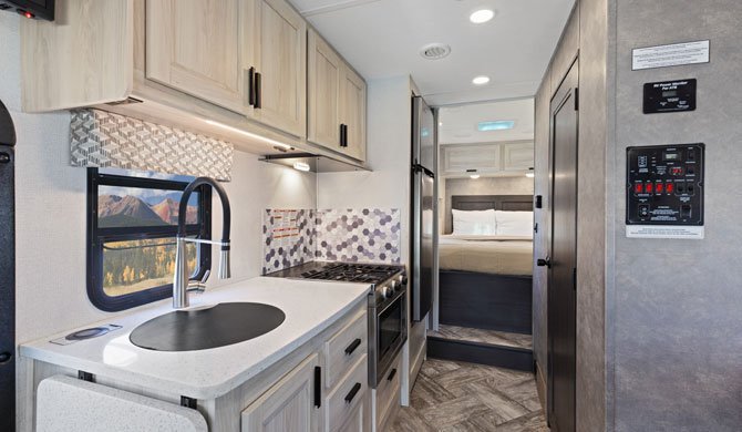 Geniet van het luxe interieur van de CanaDream MHA camper
