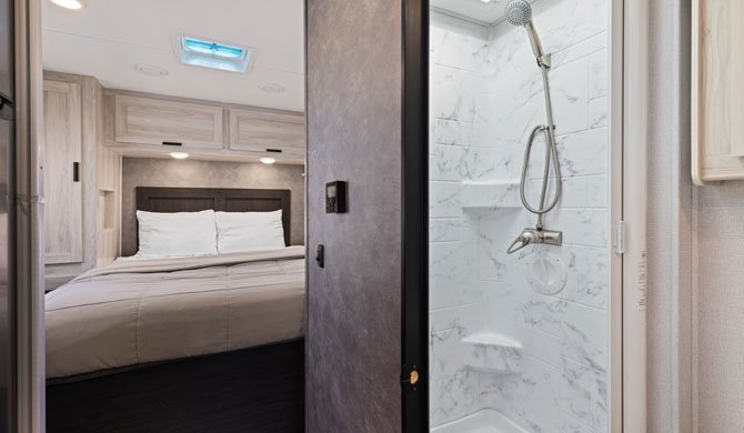 Het bed achterin de CanaDream MHA camper