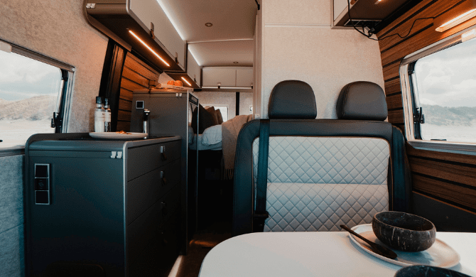 De compacte keuken in de Rent Easy City Adventure 4x4 camper