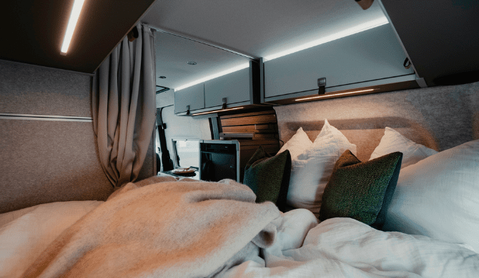 Het bed in de Rent Easy City Adventure 4x4 camper
